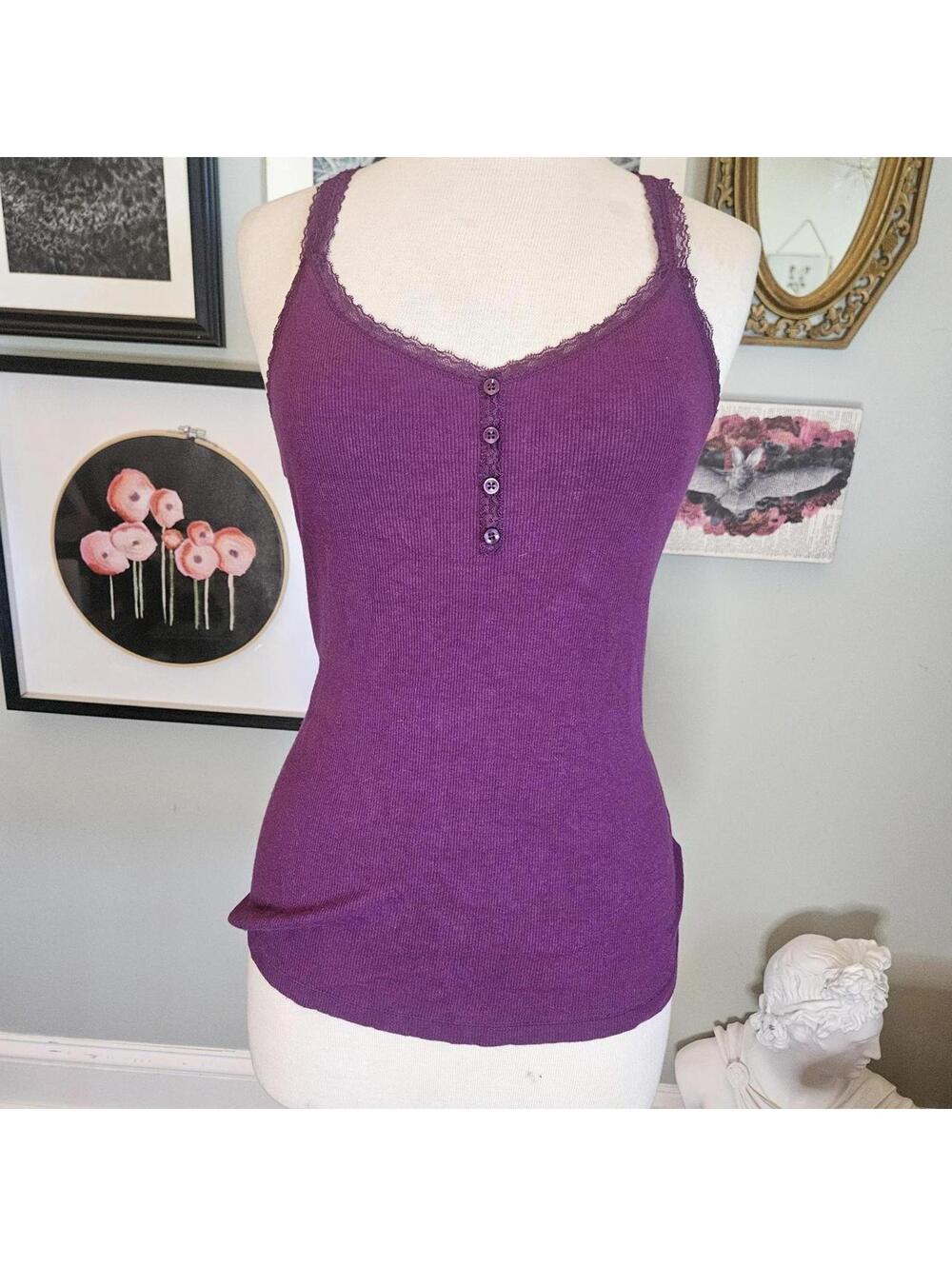 Purple cotton lace detail tank top, button detail.
